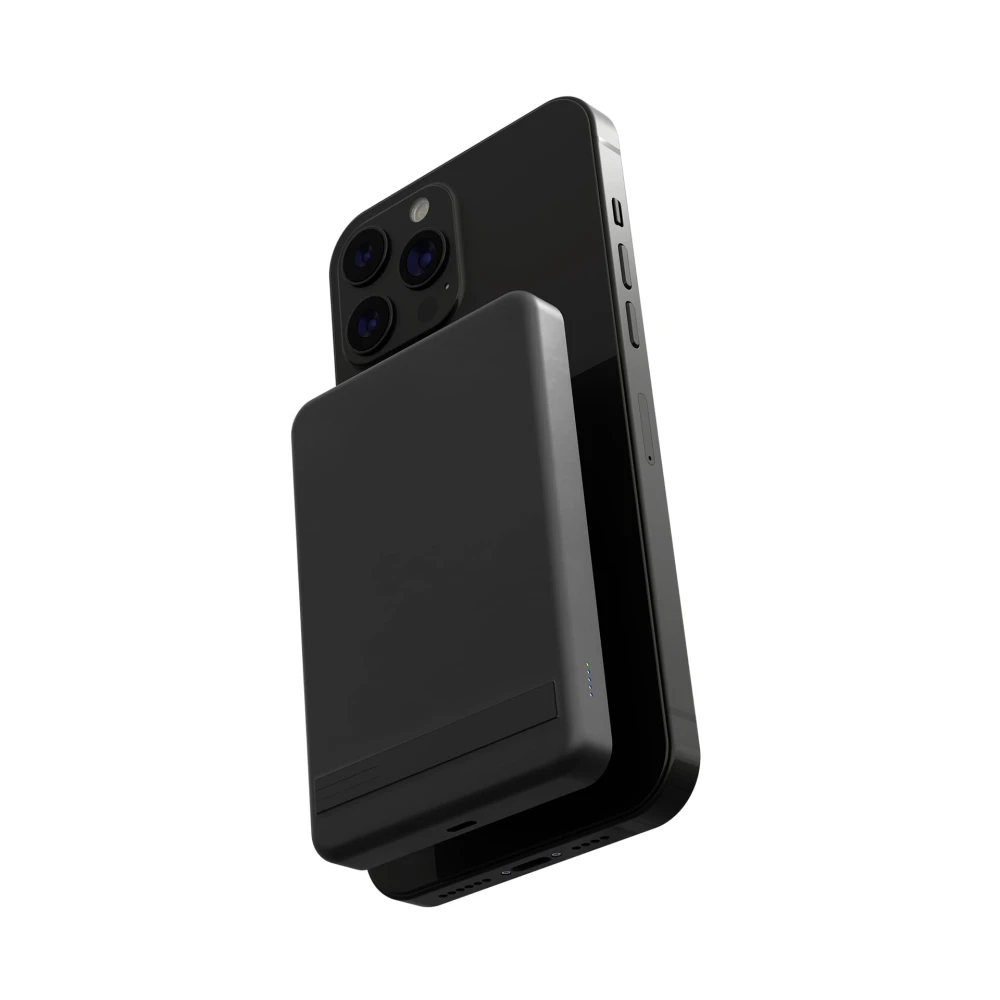 iPhone z przyczepionym od tyłu magnetycznym powerbankiem zdjętym ze stacji