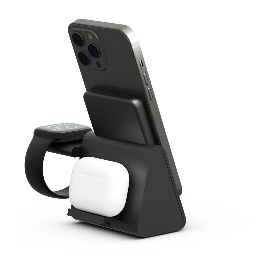 Stacja 3w1 z iPhone’em na powerbanku, słuchawkami AirPods w szufladce i Apple Watch z boku