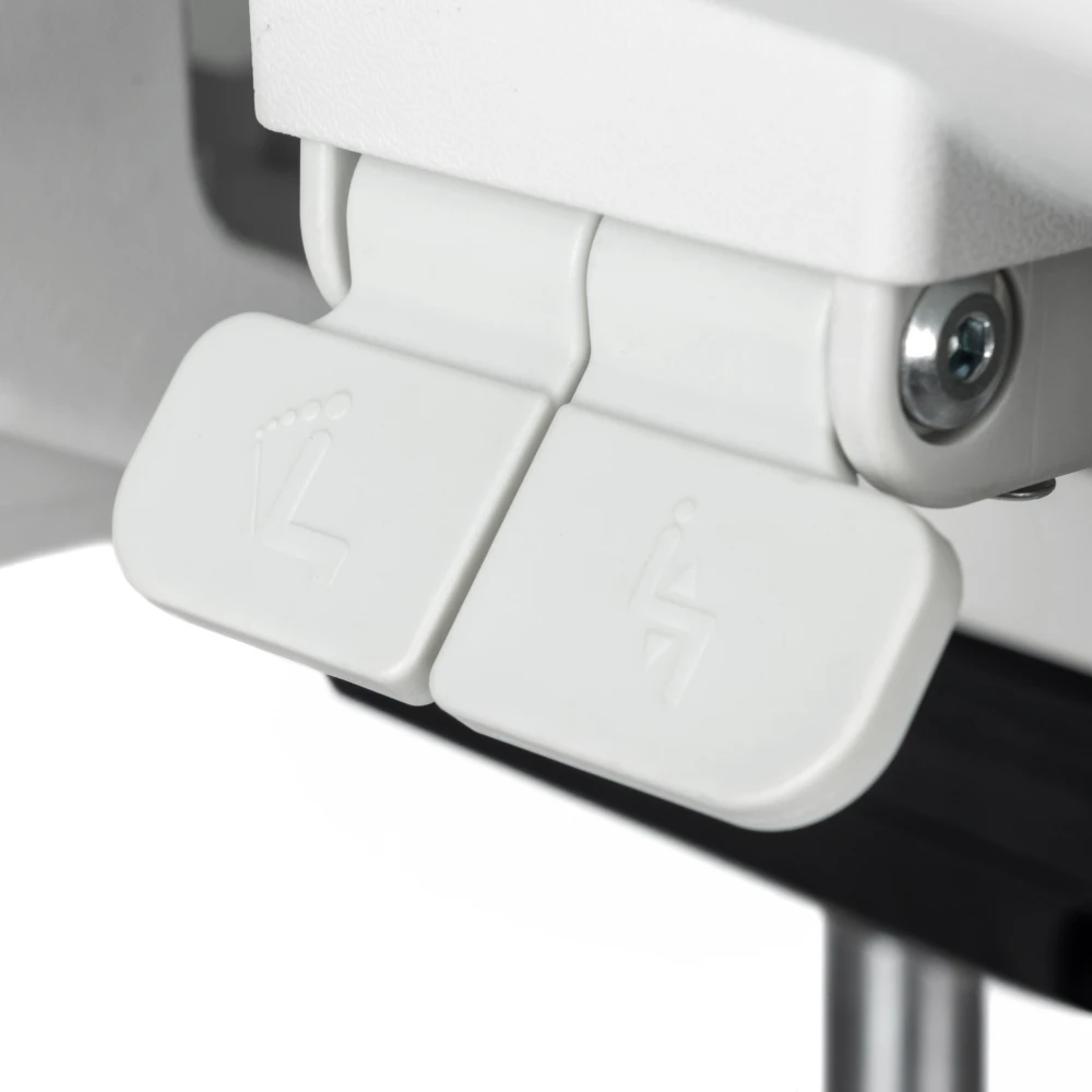 Zestaw biurko elektryczne z regulacją wysokości Control Pro biały 120/67 i fotel ergonomiczny Control Pro biały – detal z bliska