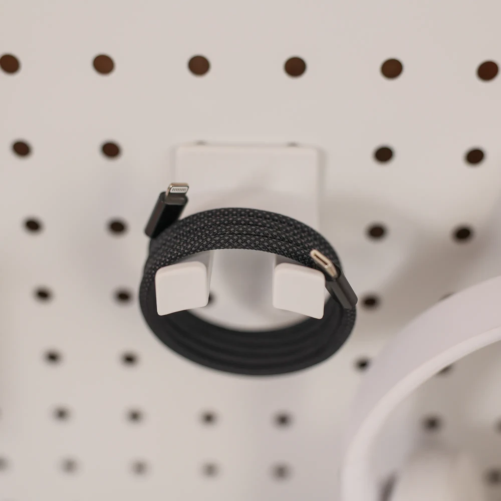 Kabel magnetyczny USB-C – Lightning na uchwycie pegboardu