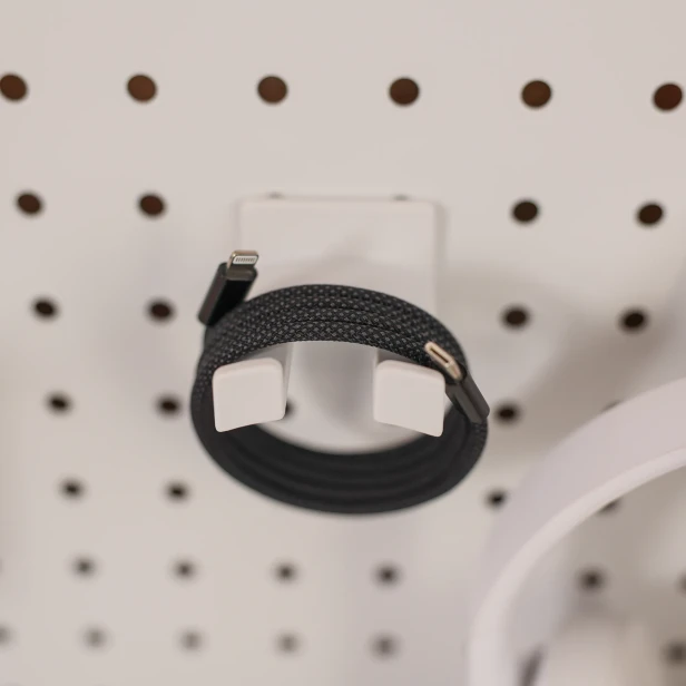 Kabel magnetyczny USB-C – Lightning na uchwycie pegboardu