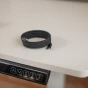 Kabel magnetyczny zwinięty na blacie biurka regulowanego