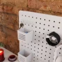 Kabel USB-C na pegboardzie przy biurku