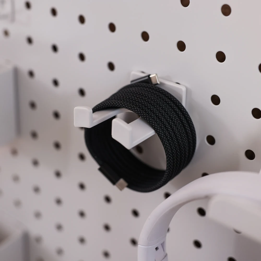 Kabel magnetyczny USB-C zawieszony na uchwycie pegboardu