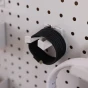 Kabel magnetyczny USB-C zawieszony na uchwycie pegboardu