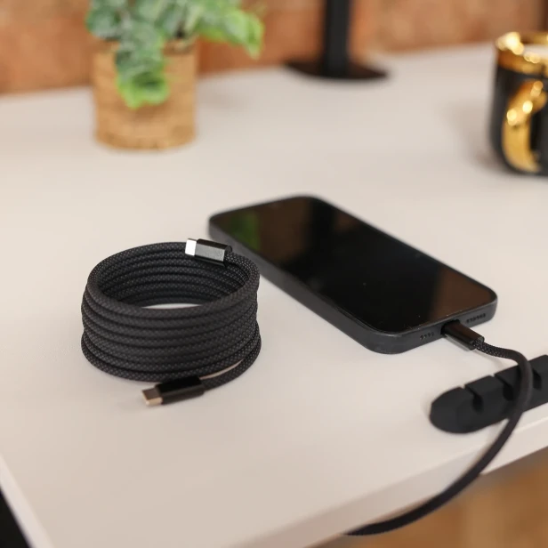 Kabel USB-C 60W 2m na biurku przy telefonie