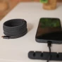 Kabel magnetyczny USB-C zwinięty obok ładowanego telefonu – zestaw 2 szt.