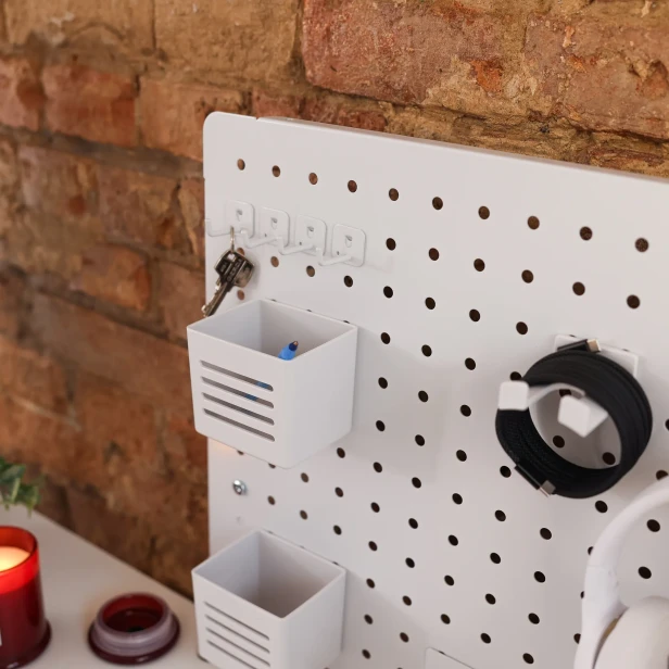Kabel USB-C na pegboardzie przy biurku – zestaw 2 szt.