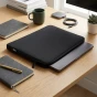 Etui Varia 15,6" z laptopem na biurku
