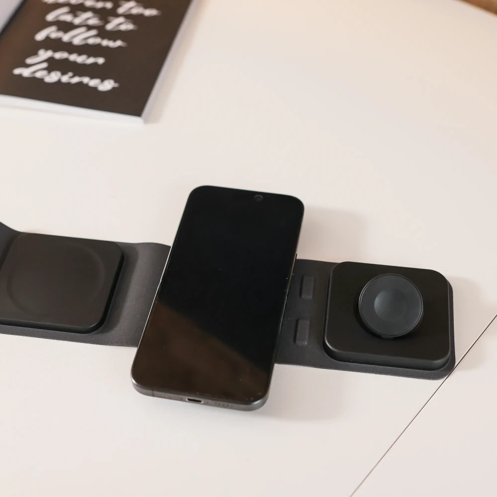 Telefon na ładowarce MagSafe Wallet na biurku