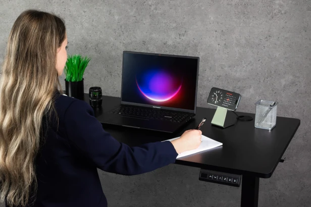Biurko z elektryczną regulacją wysokości LVNSystem Control+ do pracy stojącej