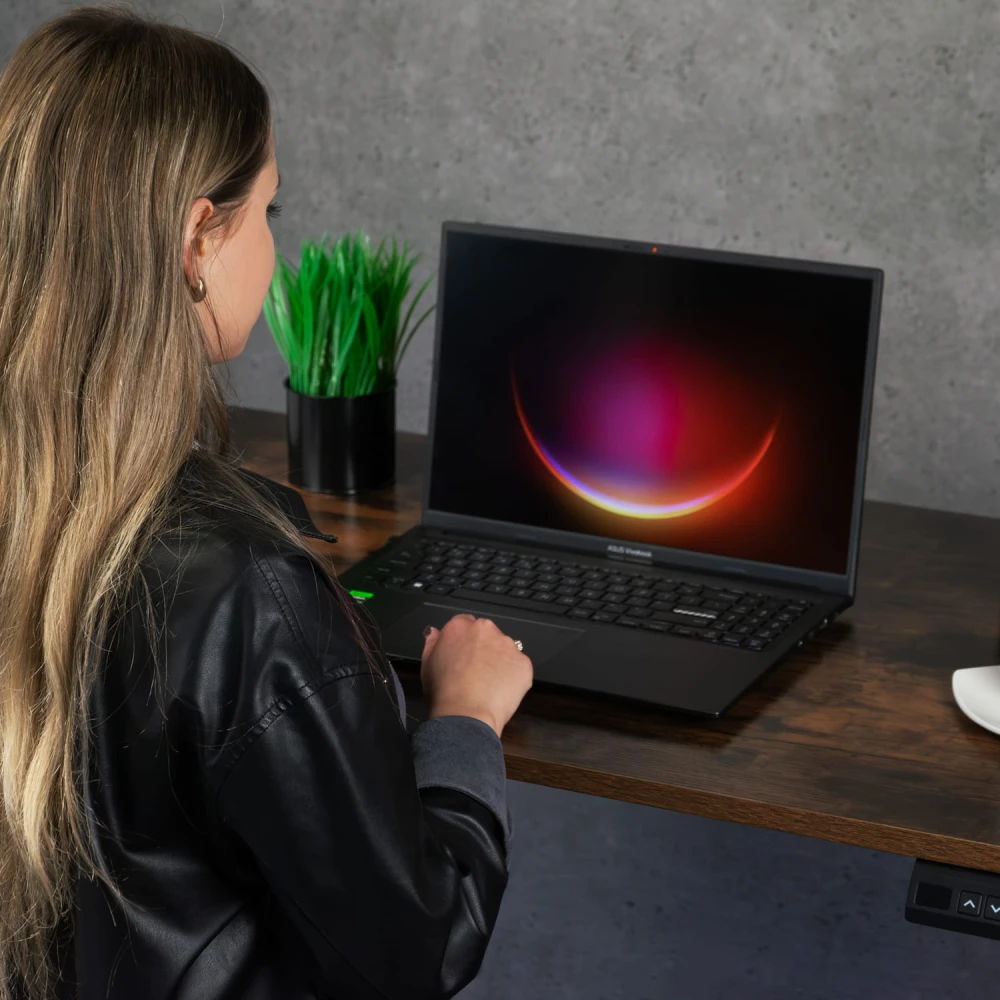 Biurko Control+ 120 Retro Drewno – w użyciu