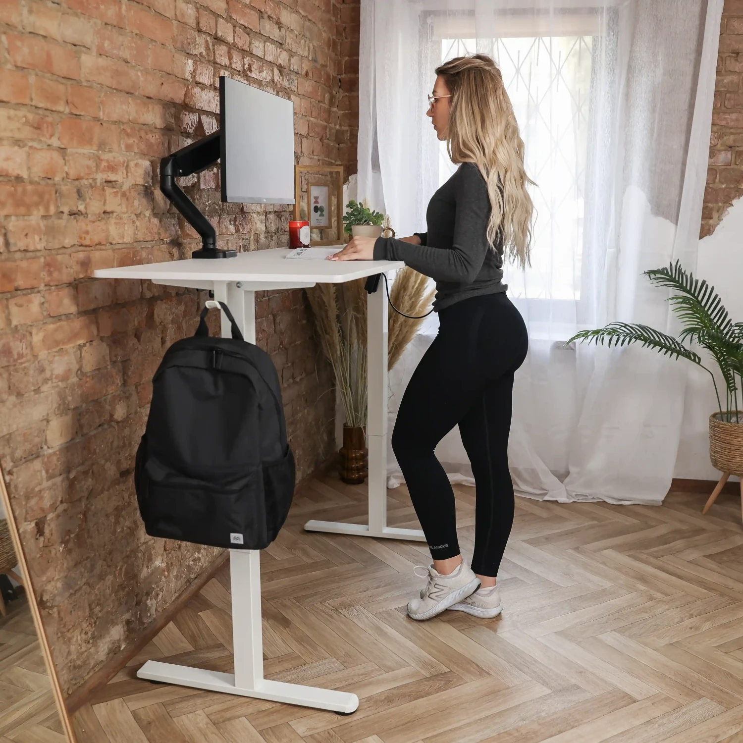 Biurko regulowane elektrycznie Control Flex+ w domowym biurze